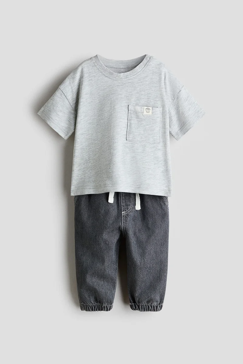 اتش اند ام طقم مكوّن من تي‑شيرت وبنطلون رياضي